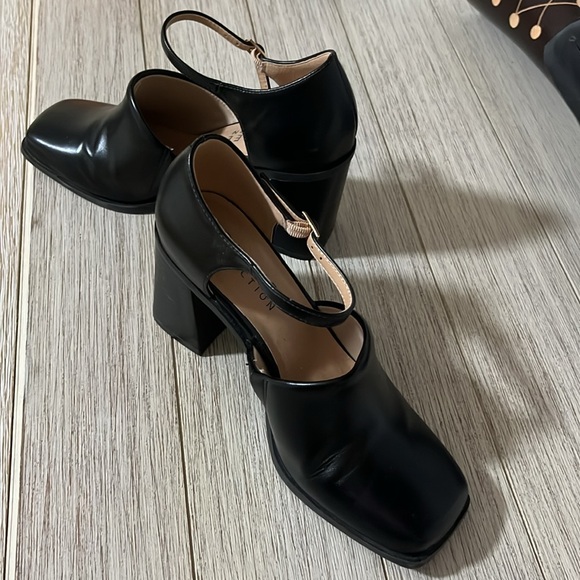 Journee Collection Bobby Pump black heel with strap WD 6 - Picture 4 of 6